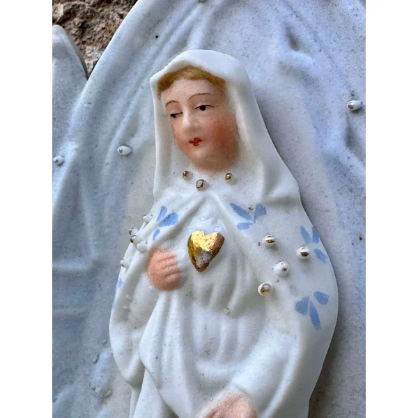 Ancien bénitier de chevet en biscuit polychrome