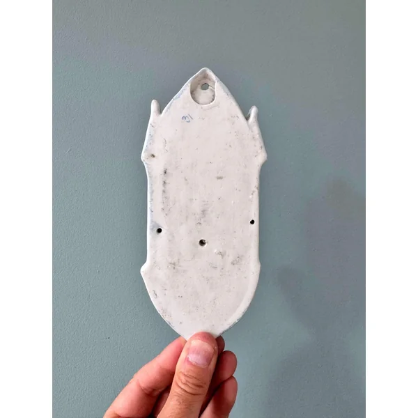 Ancien bénitier de chevet en biscuit polychrome