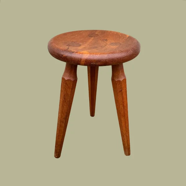 Ancien tabouret tripode, pieds fuselés
