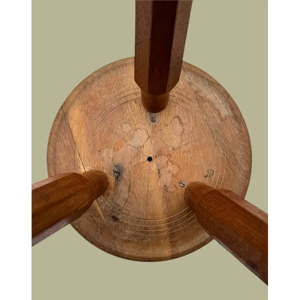 Ancien tabouret tripode, pieds fuselés