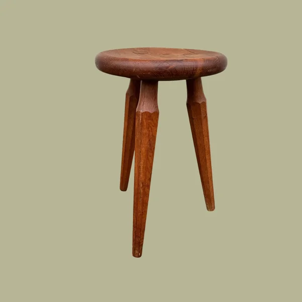 Ancien tabouret tripode, pieds fuselés