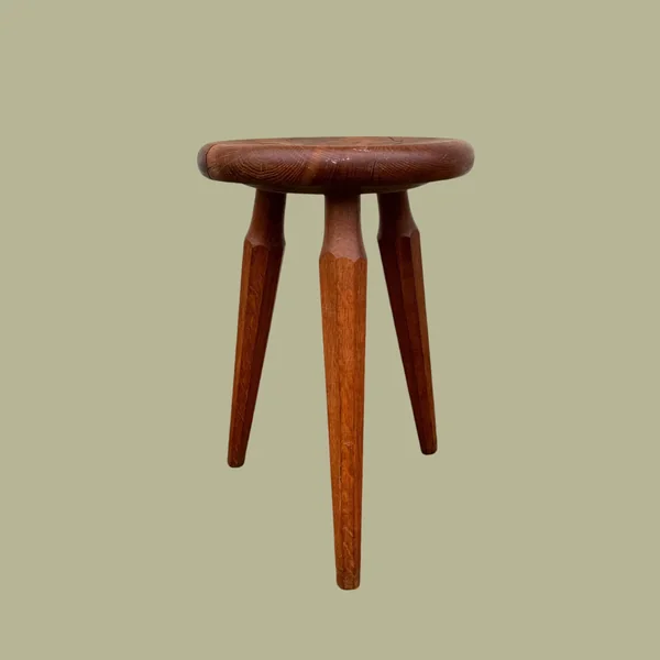 Ancien tabouret tripode, pieds fuselés