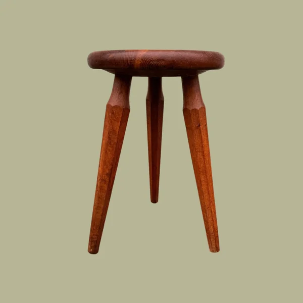 Ancien tabouret tripode, pieds fuselés