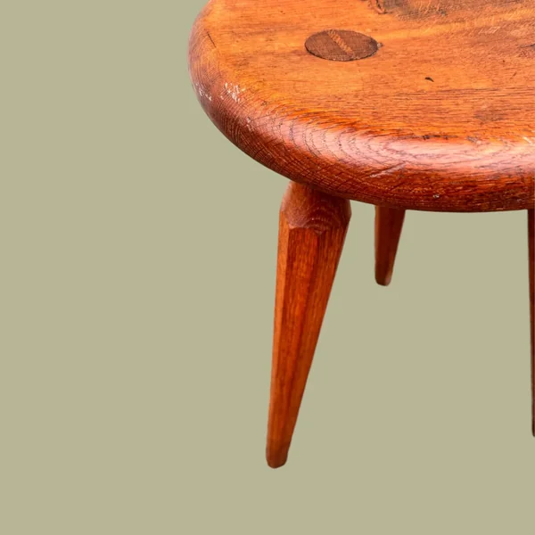 Ancien tabouret tripode, pieds fuselés