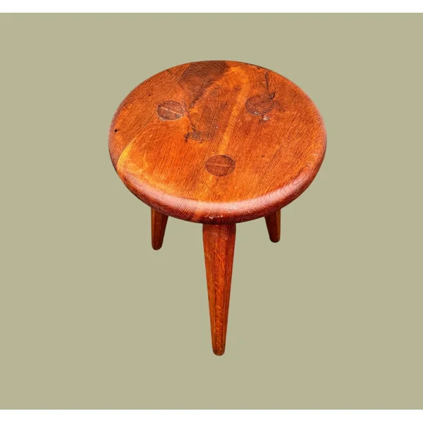 Ancien tabouret tripode, pieds fuselés