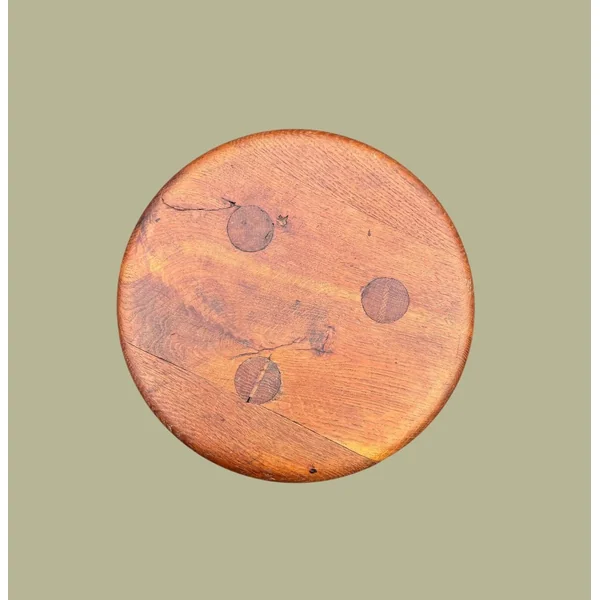 Ancien tabouret tripode, pieds fuselés