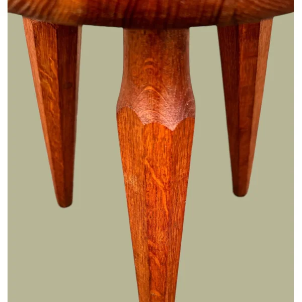 Ancien tabouret tripode, pieds fuselés