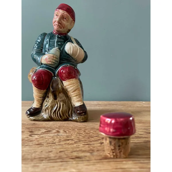 Ancienne bouteille à liqueur en poterie majolique