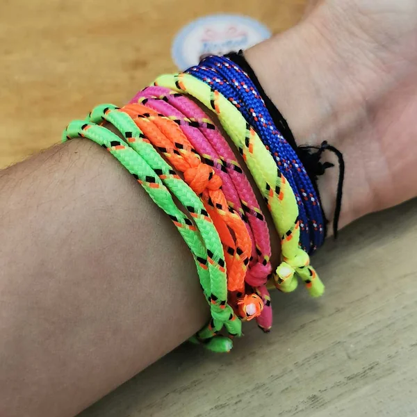 Bracelet cordage fluo des années 80