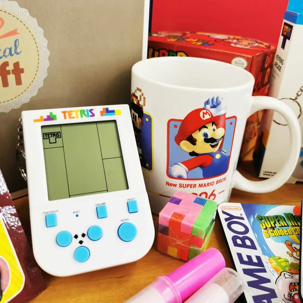 Coffret Cadeau « Retrogaming » et sa console Tetris