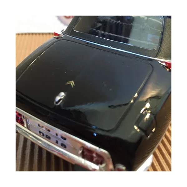 Miniature Citroen DS 19 en métal, 1:24