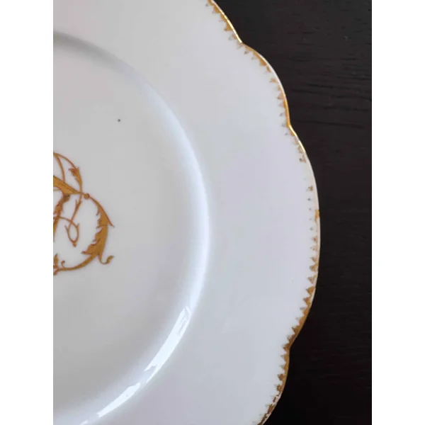 Service de vaisselle en porcelaine de Paris, 41 pièces