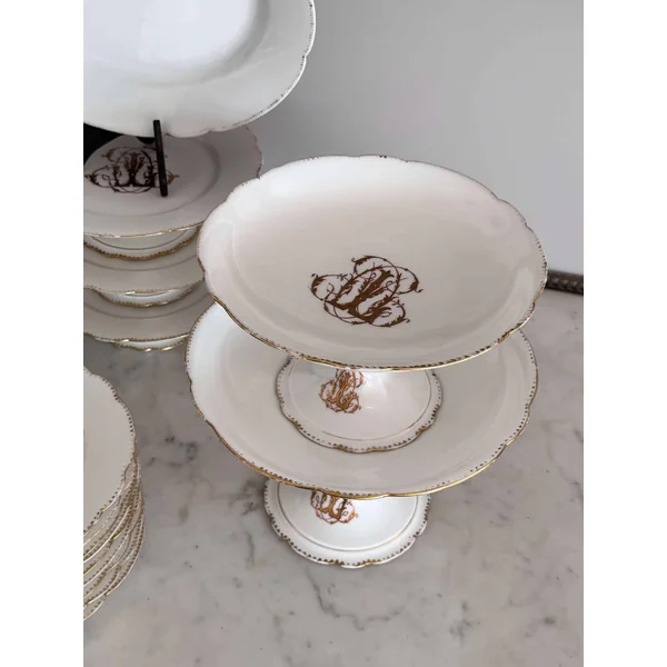 Service de vaisselle en porcelaine de Paris, 41 pièces