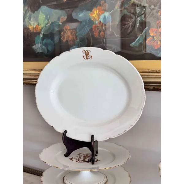 Service de vaisselle en porcelaine de Paris, 41 pièces