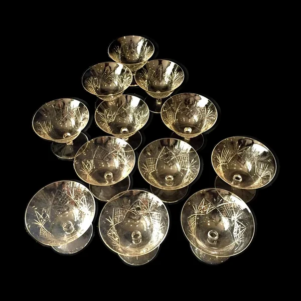 Suite de 11 coupes a champagne en cristal taille de st-louis art de la table