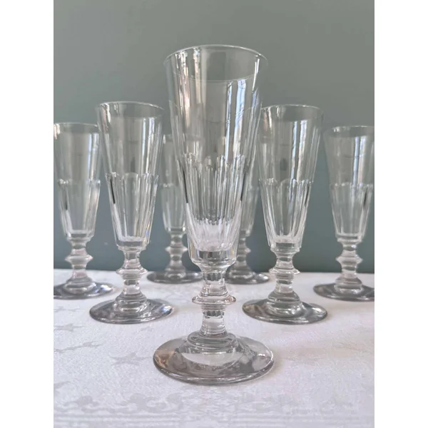 Suite de 7 flûtes à champagne en cristal Baccarat, modèle Caton