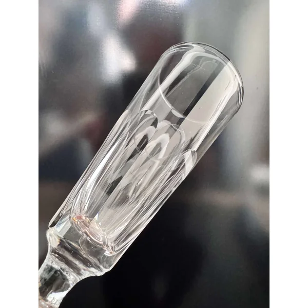 Suite de 7 flûtes à champagne en cristal Baccarat, modèle Caton