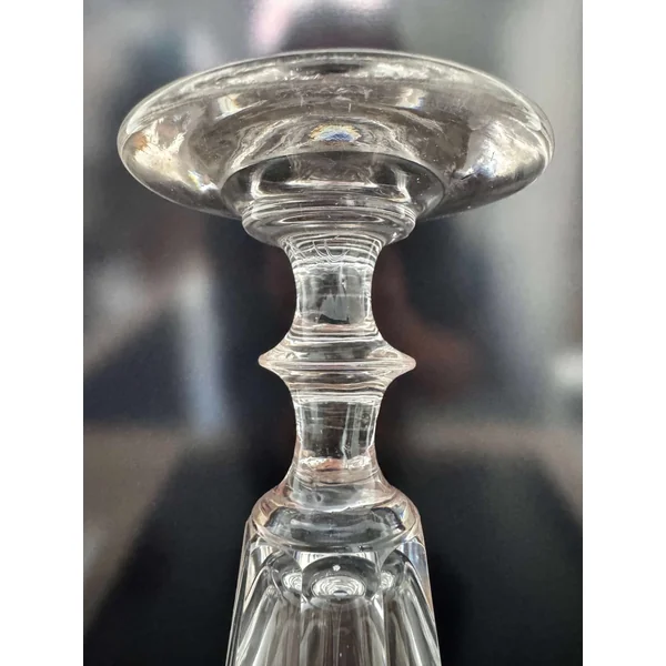 Suite de 7 flûtes à champagne en cristal Baccarat, modèle Caton