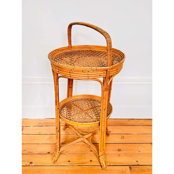 Table 1900 en osier ornée d'une anse
