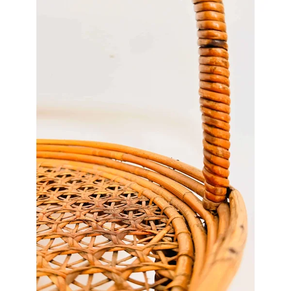 Table 1900 en osier ornée d'une anse