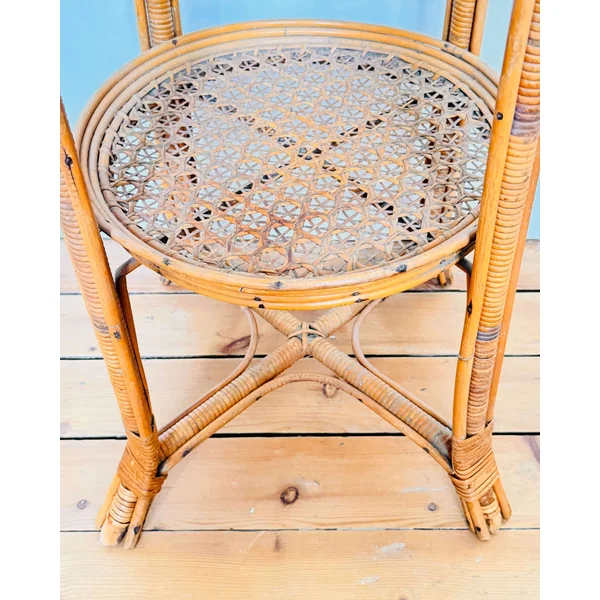 Table 1900 en osier ornée d'une anse