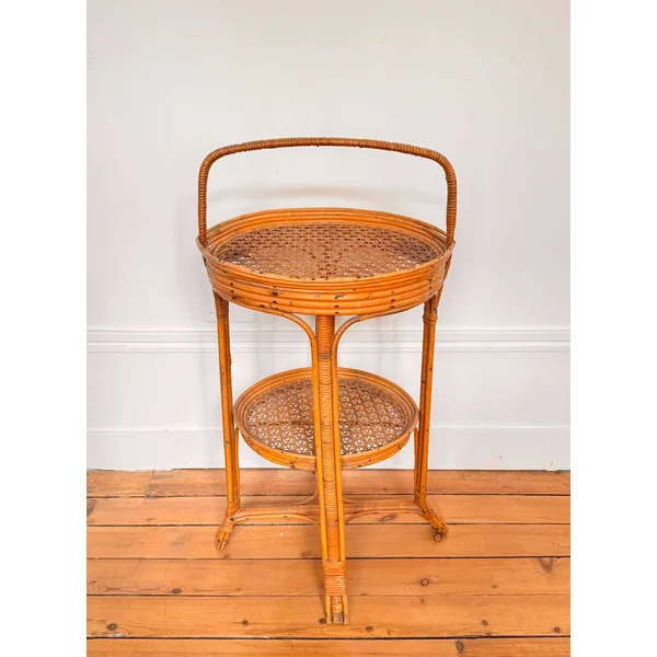 Table 1900 en osier ornée d'une anse