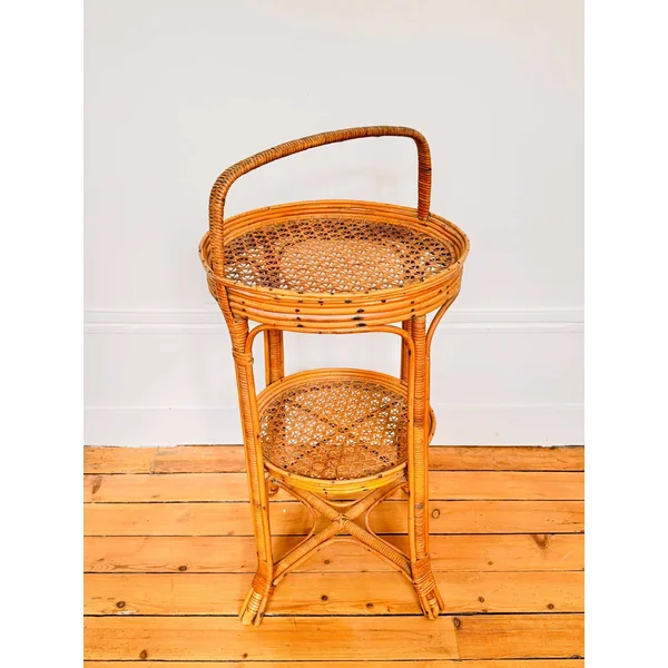 Table 1900 en osier ornée d'une anse