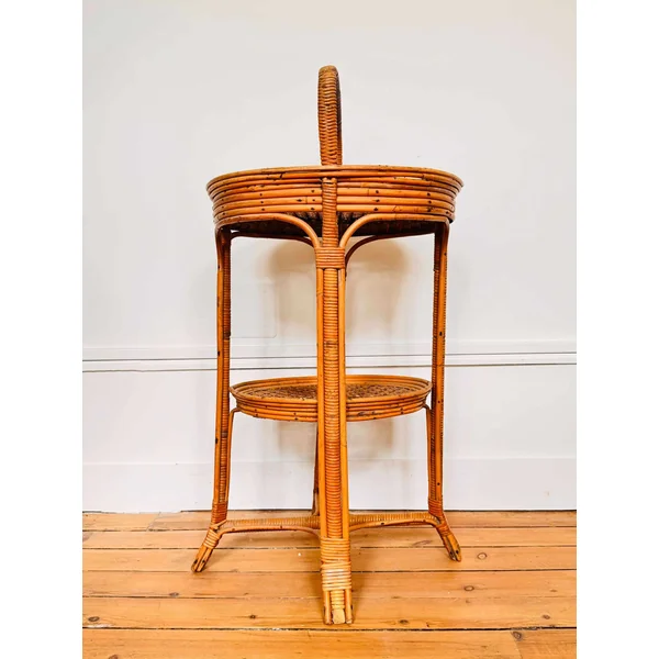 Table 1900 en osier ornée d'une anse