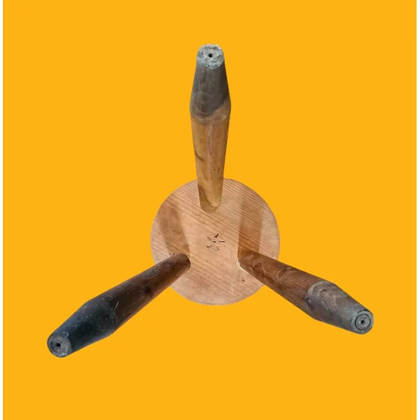 Tabouret tripode pieds crayons